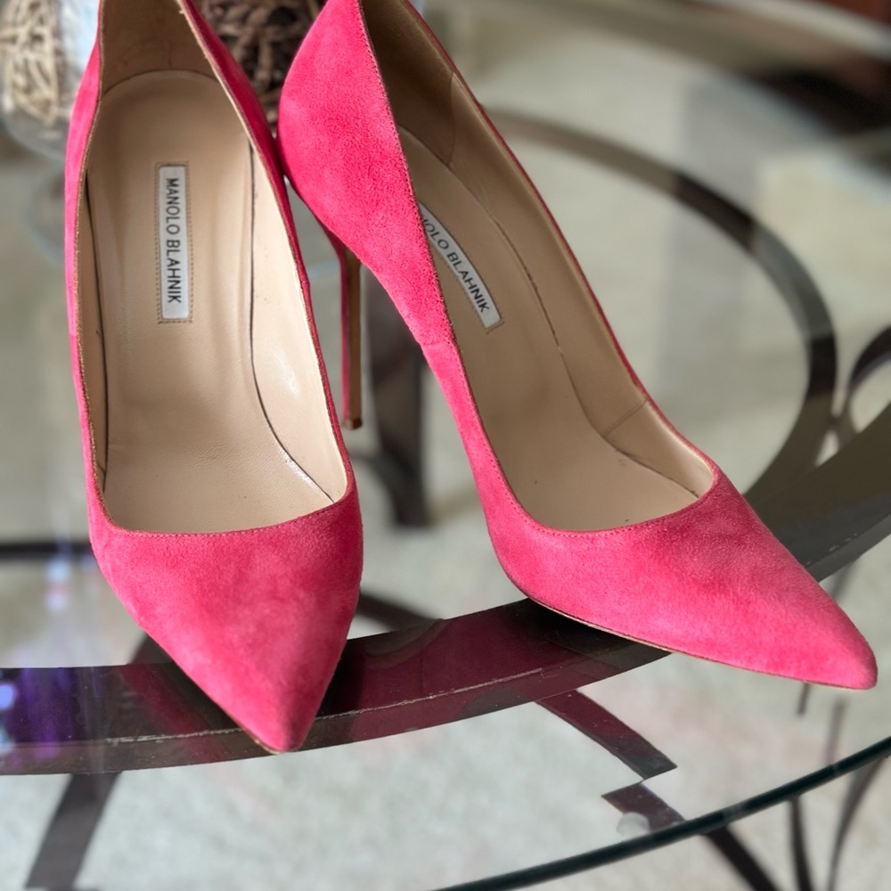 Manolo Blahnik pink suede stiletto pumps. Size 41.5 Heel height: 4.1 inches